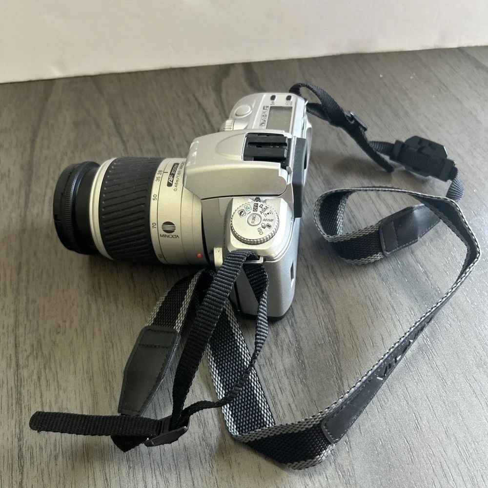 Minolta Dynax 30 Camera 28-10mm Lens Minolta Japan w/Straps UNTESTED FOR PARTS